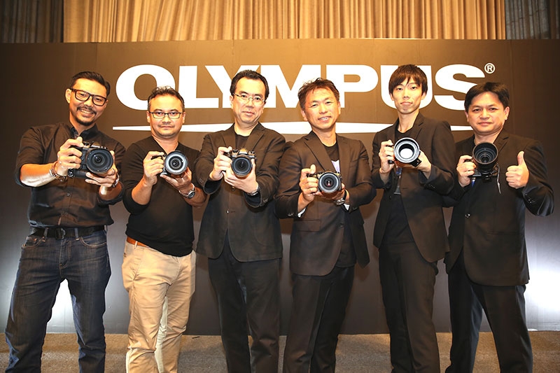 โอลิมปัส เปิดตัว : มร.ชินโช อิเคดะ กรรมการบริษัทและผู้จัดการฝ่ายผลิตภัณฑ์ กล้องถ่ายภาพและอุปกรณ์อิเล็กทรอนิกส์ บริษัท โอลิมปัส (ประเทศไทย) จำกัด เปิดตัวกล้องระดับมืออาชีพ ประสิทธิภาพสูง ขนาดกะทัดรัด น้ำหนักเบา 
สามารถเผชิญได้ในทุกสภาพอากาศ รุ่นใหม่ล่าสุด “โอลิมปัส โอเอ็ม-ดี อี-เอ็ม 1 มาร์ค II” ณ ห้องบอลรูม 1 โรงแรม เอส 31 ถนนสุขุมวิท