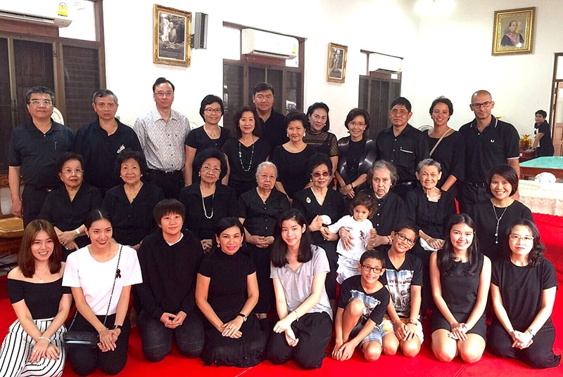 วันรวมญาติ : เพ็ญโฉม วสันตสิงห์ นำลูกหลานทำบุญอุทิศแด่บรรพบุรุษ พระยาโชฎึกราชเศรษฐี (มิ้น เลาหเศรษฐี)-คุณหญิงเพิ่ม เลาหเศรษฐี ที่วัดโสมนัสฯ โดยมี อภิจินต์ โชติกเสถียร, จิตศจี พิบูลนครินทร์, ม.ล.วัลลีวรรณ วรวรรณ, ยองใย เกษมศรี ณ อยุธยา, พ.ต.อ.ธวัชศักดิ์ โปตระนันทน์ และ วาสิษฐี เดชะคุปต์ มาร่วมงานด้วย