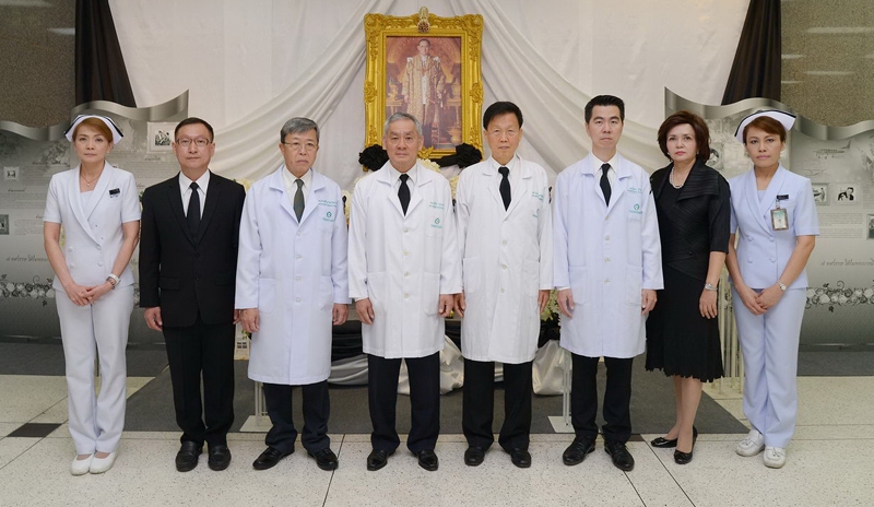 แสดงความอาลัย : นายแพทย์เสถียร ภู่ประเสริฐ กรรมการผู้อำนวยการโรงพยาบาลพระรามเก้า นำคณะผู้บริหารคณะแพทย์ พยาบาล โรงพยาบาลพระรามเก้า จัดพิธีถวายสักการะเบื้องหน้าพระบรมฉายาลักษณ์เพื่อน้อมรำลึกพระมหากรุณาธิคุณและแสดงความอาลัยพระบาทสมเด็จพระปรมินทรมหาภูมิพลอดุลยเดช ณ โรงพยาบาลพระรามเก้า