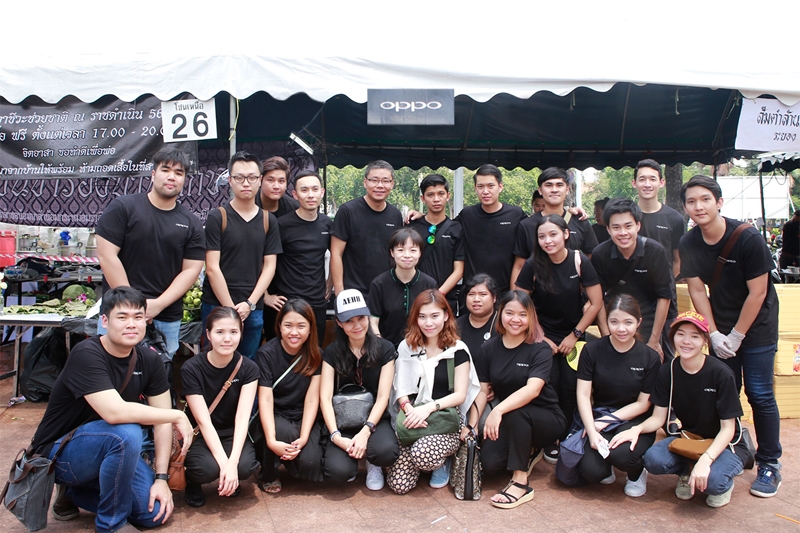 ทำดีถวายพ่อหลวง : มาร์ค สิงห์ ประธานกรรมการบริหารและ ชานนท์ จิรายุกุล ผู้อำนวยการฝ่ายการตลาด พร้อมด้วยกลุ่มผู้บริหารและพนักงานบริษัท ไทยออป โป้ จำกัด ร่วมเป็นส่วนหนึ่งในการทำความดี ถวายเป็นพระราชกุศลแด่ พระบาทสมเด็จพระปรมินทรมหาภูมิพลอดุลยเดช ณ บริเวณท้องสนามหลวง