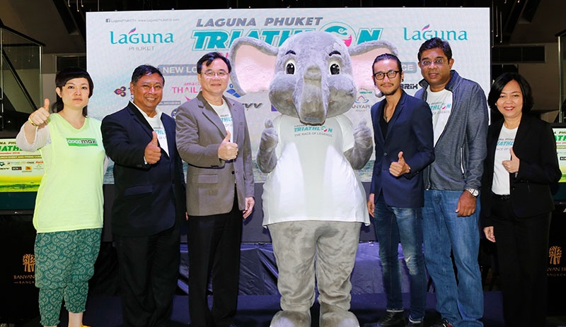 Cocomax สนับสนุน : ขจรเกียรติ รักพาณิชมณี รองผู้ว่าฯ จ.ภูเก็ต, พรหมโชติ ไตรเวท
หน.ผู้ตรวจราชการกระทรวงการท่องเที่ยวและกีฬา, ตูน บอดี้สแลม, วาสนา จิระสุรเดช ผจก.ฝ่ายการตลาดผลิตภัณฑ์น้ำมะพร้าวแท้ 100% ตราโคโค่แม็ก (Cocomax) บจ.เอเชียติค อุตสาหกรรมเกษตร แถลงข่าวการจัดแข่งขันลากูน่าภูเก็ตไตรกีฬา ครั้งที่ 23 ณ โรงแรมบันยันทรี กรุงเทพฯ
ปีนี้ น้ำมะพร้าวแท้ 100% โคโค่แม็ก สนับสนุนการจัดงานพร้อมเสิร์ฟความสดชื่นแบบทุกที่
ทุกเวลา ให้กับผู้เข้าแข่งขันจากทั่วโลกได้ “สดชื่นเต็มที่ สุขภาพดีเต็มแม็ก” การแข่งขันมีกำหนด
จัดขึ้น วันที่ 20 พฤศจิกายน ณ ลากูน่า จ.ภูเก็ต