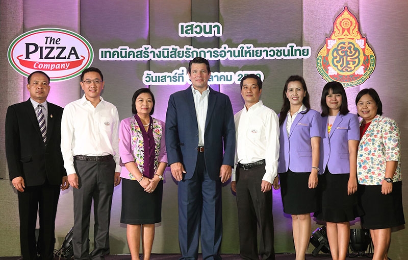 ส่งเสริมรักการอ่าน : มร.จอห์น ไฮเน็ค ประธานบริหารฝ่ายปฏิบัติการ บมจ.เดอะ ไมเนอร์ ฟู้ด กรุ๊ป
จัดงานเปิดตัวโครงการส่งเสริมรักการอ่าน ปีที่ 14 พร้อมจัดเสวนาเทคนิคสร้างนิสัยรักการอ่าน
ให้เยาวชนไทย ให้แก่ตัวแทนครูในจังหวัดขอนแก่น โดยมี ศกุนตลา สุขสมัย รอง ผอ.สำนักวิชาการ
และมาตรฐานการศึกษา สำนักงานคณะกรรมการการศึกษาขั้นพื้นฐาน (สพฐ.) ร่วมงาน ณ โรงแรม
อวานี ขอนแก่น โฮเทล แอนด์ คอนเวนชั่น เซ็นเตอร์