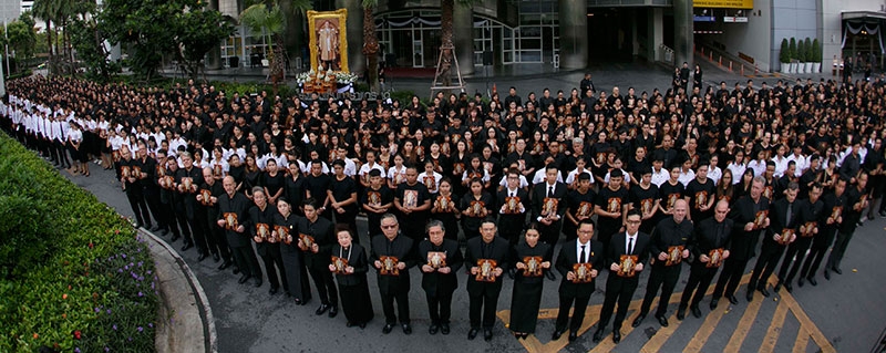 พ่อหลวงแห่งแผ่นดิน : สุทธิเกียรติ จิราธิวัฒน์ ประธานกรรมการ พร้อมด้วย
คณะผู้บริหาร พนักงานโรงแรมและรีสอร์ทในเครือเซ็นทารา กลุ่มผู้ค้าในศูนย์การค้า
เซ็นทรัลเวิลด์ และประชาชน ร่วมกันถวายอาลัย ร้องเพลงสรรเสริญพระบารมี 
ณ บริเวณถนนหน้าโรงแรมเซ็นทาราแกรนด์ฯ เซ็นทรัลเวิลด์ ราชประสงค์