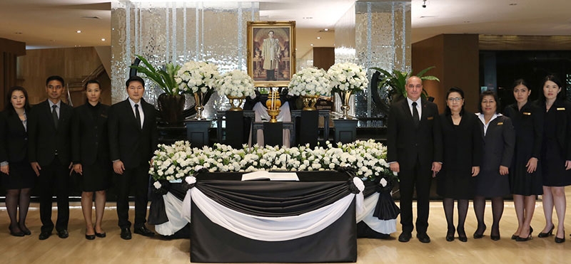 สำนึกในพระมหากรุณาธิคุณ : มร.คาร์รอส ซานเชส วิซาน ผช.ผจก.ทั่วไป โรงแรมเซ็นทาราแกรนด์ฯ ลาดพร้าว พร้อมคณะผู้บริหารโรงแรมฯ ร่วมถวายสักการะ
หน้าพระบรมฉายาลักษณ์ แสดงความอาลัยแด่พระบาทสมเด็จพระปรมินทรมหาภูมิพลอดุลยเดช ณ บริเวณล็อบบี้ โรงแรมเซ็นทาราแกรนด์ฯ ลาดพร้าว