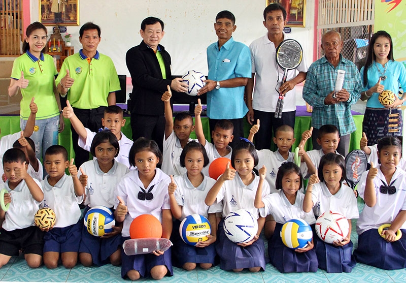 กลับบ้านเกิด : วิชัย กิ่งชา ผอ.โครงการกลุ่มสิทธิผล วีแคร์ จัดโครงการ “Local Hero 
ฮีโร่แห่งท้องถิ่น กลับคืนถิ่นเพื่อน้อง” ครั้งที่ 16 โดยนำพนักงานที่ร่วมงานกับสิทธิผลกรุ๊ป ทำความดีตอบแทนอดีตสถานศึกษา ร่วมมอบชุดคอมพิวเตอร์ อุปกรณ์การเรียนและอุปกรณ์กีฬา ที่ โรงเรียนบ้านดอนพะงาด จ.นครราชสีมา