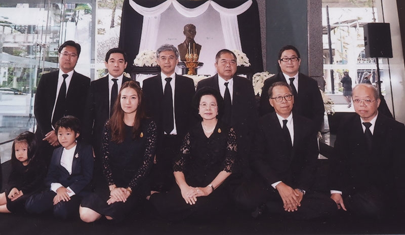 น้อมอาลัย : พจนีย์ ธนวรานิช ประธานกรรมการ บริษัท ยูนิเวนเจอร์ จำกัด
(มหาชน) นำคณะผู้บริหาร พนักงาน และผู้เช่าอาคารปาร์คเวนเชอร์ อีโคเพล็กซ์ ร่วมถวายสักการะพระบรมรูปเพื่อถวายอาลัยแด่ พระบาทสมเด็จพระปรมินทรมหาภูมิพลอดุลยเดช ณ ล็อบบี้ อาคารปาร์คเวนเชอร์ อีโคเพล็กซ์ ถนนเพลินจิต