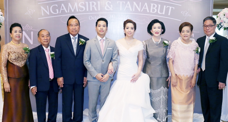 รักหวานนานเนา พล.อ.บุญเลิศ แก้วประสิทธิ์ เลขาธิการราชตฤณมัยสมาคมในพระราชูปถัมภ์ และ ธิดา แก้วประสิทธิ์ ภริยา เป็นประธานพิธีฉลองมงคลสมรส ระหว่าง งามศิริ สุขวัลย์ บุตรี ธีรนันท์ ณ นคร-ศรีนวล มะลิทอง กับ ธนบัตร จันทร์เพ็ญ บุตร ชัยพร จันทร์เพ็ญ-เรจินา ขวัญยืน ท่ามกลางญาติมิตรที่มาร่วมอวยพรและแสดงความยินดีอย่างอบอุ่น ที่โรงแรม มิราเคิล แกรนด์ คอนเวนชั่น หลักสี่