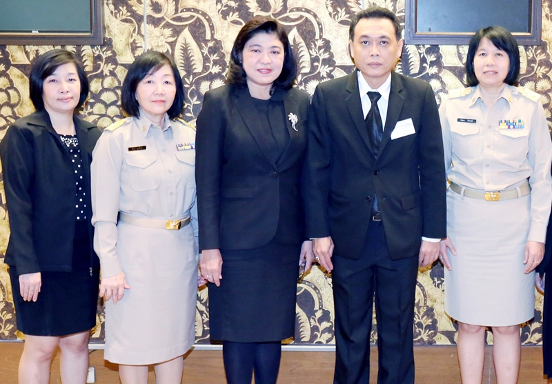 ชี้แจง : ดร.วิภารัตน์ ดีอ่อง รองเลขาธิการคณะกรรมการวิจัยแห่งชาติ เปิดการประชุม “แผนงบประมาณในลักษณะบูรณาการ เชิงยุทธศาสตร์ด้านส่งเสริมการวิจัยและนวัตกรรม ปี 2561 และการติดตามงบประมาณในลักษณะบูรณาการ ปี 2560 ผ่านระบบ NRMS และระบบ STDB” ที่โรงแรมมิราเคิล แกรนด์ คอนเวนชั่น