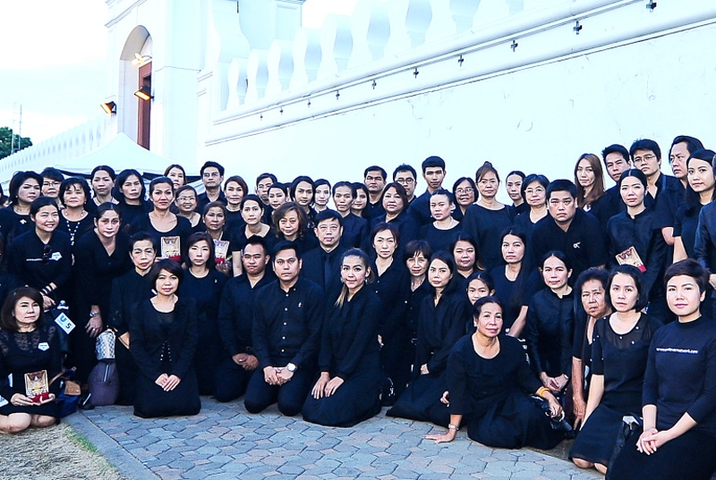 ถวายสักการะพระบรมศพ : สุชาดา ธีรวชิรกุล ประธานบริหาร ยูนิลีเวอร์ เน็ทเวิร์ค บริษัท ยูนิลีเวอร์ ไทย เทรดดิ้ง จำกัด 
พร้อมด้วยเหล่าผู้ร่วมธุรกิจเครือข่ายยูนิลีเวอร์ เน็ทเวิร์ค ร่วมเข้าถวายสักการะพระบรมศพ พระบาทสมเด็จพระปรมินทร
มหาภูมิพลอดุลยเดช ณ พระที่นั่งดุสิตมหาปราสาท ในพระบรมมหาราชวัง