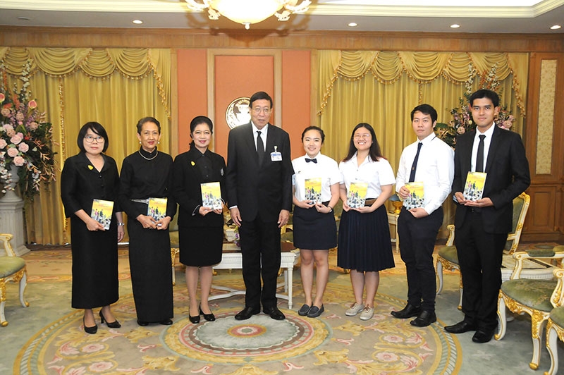 เยาวชนคนเก่ง : ฉัตรสุดา จันทร์ดียิ่ง กรรมการสิทธิมนุษยชนแห่งชาติ ในฐานะประธานอนุกรรมการเฉพาะกิจจัดการแข่งขันโต้วาทีภาษาอังกฤษระดับเยาวชน เข้าพบ ศ.พิเศษพรเพชร วิชิตชลชัย ประธานสภานิติบัญญัติแห่งชาติ เพื่อนำเยาวชนไทยคนเก่ง ฐิตารีย์ ลภนะพันธุ์, จุนเฮง แซ่เซีย, จุติมา วานิชการชัย ที่ได้รับ
รางวัลจากการแข่งขันโต้วาทีสิทธิมนุษยชนระดับเยาวชนในประเทศอาเซียน รับโอวาทเพื่อเป็นขวัญและกำลังใจในฐานะที่สร้างชื่อเสียงให้ประเทศ โดยมี ผศ.ปิยนารถ ฟักทองพรรณ ร่วมด้วย ที่ห้องรับรองพิเศษ ชั้น 2 อาคารรัฐสภา 2