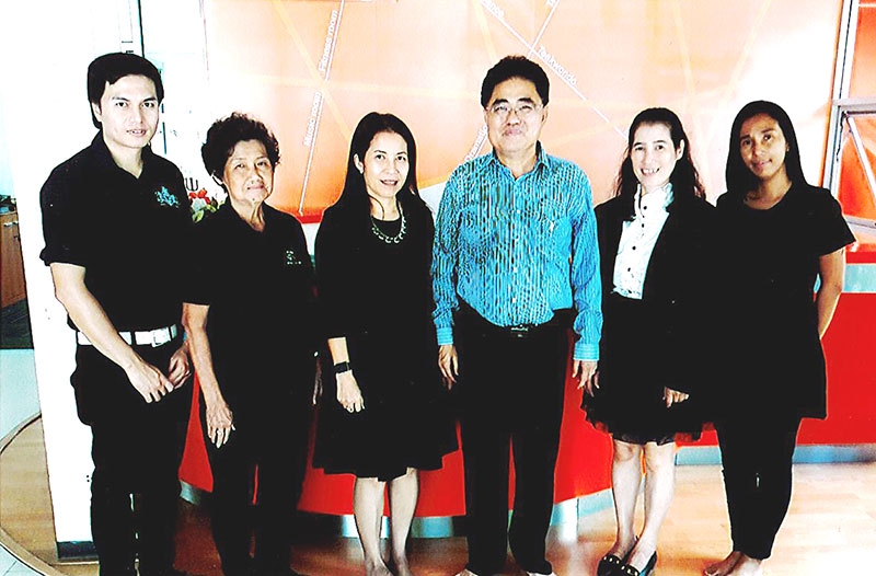 เทศกาลลอยกระทง : จิดาภา พรรณรัตน์ หัวหน้าศูนย์เยาวชนบางขุนเทียน และ จักรพันธ์ วรอาคาร เลขานุการสมาคมเสริมความงามแห่งประเทศไทย ประชุมคณะกรรมการจัดงาน “ประเพณีลอยกระทง” ณ ศูนย์เยาวชนบางขุนเทียน 
ถนนพระราม 2 โดยมี ทัศนีย์ ตั้งพระคุณ ประธานกองทุนแม่ของแผ่นดิน เคหะชุมชนธนบุรี 1 ร่วมประชุมด้วย