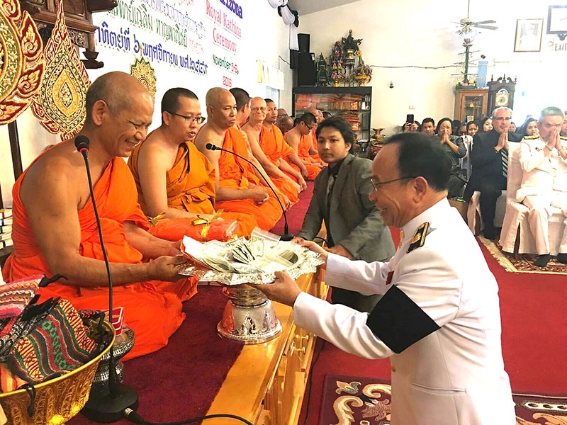 กฐินพระราชทาน : นพ.เฉลิม หาญพาณิชย์ ประธานบริษัทบางกอกเชน ฮอสปิทอล จำกัด (มหาชน) เครือโรงพยาบาลเกษมราษฎร์ เป็นประธานถวายผ้ากฐินพระราชทาน ที่วัดพรหมคุณาราม รัฐอริโซนา ประเทศสหรัฐอเมริกา เมื่อวันที่ 6 พฤศจิกายน 2559