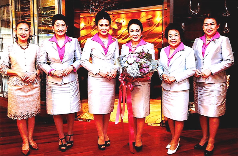 แสดงความยินดี : เกศมณี แย้มกลีบบัว จัดเลี้ยงแสดงความยินดีให้กับ พ.อ.พิเศษหญิง ดร.อังคณา สุเมธสิทธิกุล เนื่องในโอกาสได้รับการแต่งตั้งเป็น ผอ.กองการศึกษาวิทยาลัยพยาบาลกองทัพบก ที่ห้องลอร์ด จิมส์ โรงแรมแมนดาริน โอเรียนเต็ล กรุงเทพฯ โดยมี ศิริพร อภิบรรณ์ และ นารถฤดี จันทร์วงศ์ ร่วมยินดีด้วย