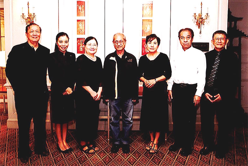 เตรียมงาน : รศ.ดร.ตรีศิลป์ บุญขจร ประธานกรรมการตัดสินรางวัลซีไรต์และคณะกรรมการจัดประชุมเตรียมงานประกาศผลซีไรต์รอบตัดสิน ที่ห้องเจ้าพระยา โรงแรมแมนดาริน โอเรียนเต็ล กรุงเทพฯ โดยมี อดุล จันทรศักดิ์, เนาวรัตน์ พงษ์ไพบูลย์, บูรพา อารัมภีร, ผศ.สมเกียรติ คู่ทวีกุล, รศ.สุรภีพรรณ ฉัตราภรณ์ และ กาญจน์ พันธุหงส์ ร่วมงานด้วย