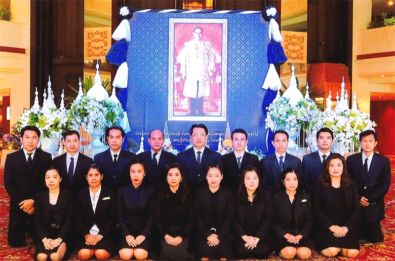 ถวายสักการะ : ฝ่ายบริหารโรงแรม ดิ เอมเมอรัลด์ นำโดย สุรัตน์ แก้วดี ผู้จัดการทั่วไป จัดพิธีถวายสักการะเบื้องหน้าพระบรมฉายาลักษณ์ เพื่อน้อมรำลึกถึงพระมหากรุณาธิคุณ และลงนามแสดงความไว้อาลัยแด่ พระบาทสมเด็จพระปรมินทรมหาภูมิพลอดุลยเดช มหิตลาธิเบศรรามาธิบดี จักรีนฤบดินทร สยามินทราธิราช บรมนาถบพิตร ณ บริเวณล็อบบี้ของโรงแรม