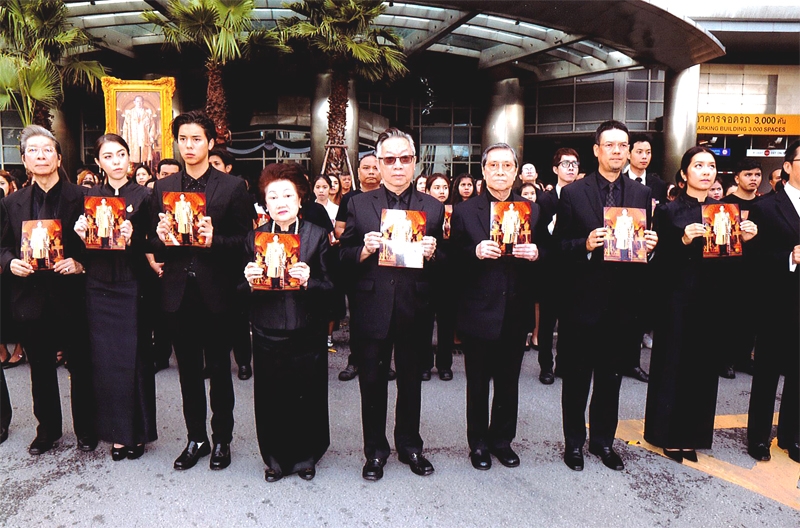 ถวายอาลัย : สุทธิเกียรติ จิราธิวัฒน์ ประธานกรรมการ โรงแรมและรีสอร์ทในเครือเซ็นทารา นำผู้บริหาร พนักงาน นักศึกษามหาวิทยาลัยรามคำแหง ประชาชน แสดงความไว้อาลัย เพื่อน้อมรำลึกในพระมหากรุณาธิคุณของพระบาทสมเด็จพระปรมินทรมหาภูมิพลอดุลยเดช โดยมี วิโรจน์ เลาหะพันธุ์, มุกดา เอื้อวัฒนะสกุล, ธีระเกียรติ จิราธิวัฒน์, ภาณุมาศ จิราธิวัฒน์, สังข์ ว่องปรีชา, พิมพิศา จิราธิวัฒน์, พชร จิราธิวัฒน์ มาร่วมในพิธี ณ บริเวณด้านหน้าโรงแรมเซ็นทาราแกรนด์ เซ็นทรัลเวิลด์