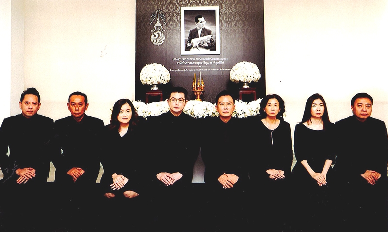 แสดงความอาลัย : สุวัฒน์ ทองร่มโพธิ์ ประธานเจ้าหน้าที่บริหาร สุวิทย์ ทองร่มโพธิ์ ประธานเจ้าหน้าที่บริหารสายงานปฏิบัติการ สุวรรณี ชินเชี่ยวชาญ ประธานเจ้าหน้าที่บริหารสายงานการตลาด พร้อมคณะผู้บริหาร บริษัท เอส เอฟ คอร์ปอเรชั่น จำกัด (มหาชน) ร่วมแสดงความอาลัยถวายแด่ พระบาทสมเด็จพระปรมินทรมหาภูมิพลอดุลยเดช ด้วยน้อมสำนึกในพระมหากรุณาธิคุณเป็นล้นพ้นอันหาที่สุดมิได้ ณ สำนักงานใหญ่ บมจ.เอส เอฟ คอร์ปอเรชั่น อาคารเอ็มบีเค ทาวเวอร์