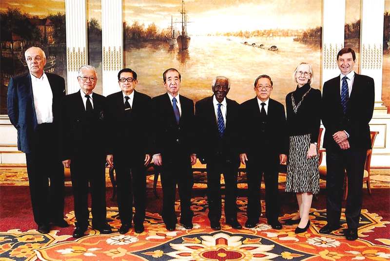 ประชุม : ศ.นพ.วิจารณ์ พานิช ประธานคณะกรรมการรางวัลนานาชาติมูลนิธิรางวัลสมเด็จเจ้าฟ้ามหิดลฯ จัดประชุมพิจารณาคัดเลือกผู้สมควรได้รับพระราชทานรางวัลสมเด็จเจ้าฟ้ามหิดล ประจำปี พ.ศ. 2559 ที่ห้องเอมบาสซี่ โรงแรมแมนดาริน โอเรียนเต็ล กรุงเทพฯ โดยมี ศ.นพ.วิศิษฎ์ สิตปรีชา, ศ.นพ.ไกรสิทธิ์ ตันติศิรินทร์, ศาสตราจารย์ ทาดามิสสุ 
คิชิโมโต และ ศาสตราจารย์อาเดโตคุนโบ โอ ลูคัส ร่วมงานด้วย