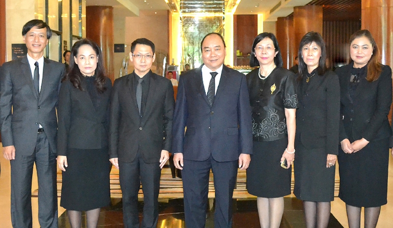 ต้อนรับนายก รมต. : เหวียน ตัด ถั่น เอกอัครราชทูตสาธารณรัฐสังคมนิยมเวียดนามประจำราชอาณาจักรไทย ต้อนรับ เหงียน ซวน ฟุก นายกรัฐมนตรี สาธารณรัฐสังคมนิยมเวียดนาม และคณะ ในโอกาสเดินทางมาเยือนราชอาณาจักรไทยและเข้าพัก ณ โรงแรมรอยัลปริ๊นเซส หลานหลวง โดยมีคณะผู้บริหารร่วมต้อนรับ