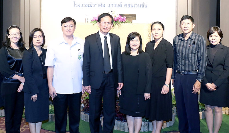 ขับเคลื่อน : นพ.อัษฎางค์ รวยอาจิณ รองอธิบดีกรมควบคุมโรค เปิดประชุม “การดำเนินงานป้องกัน ควบคุมโรคไม่ติดต่อและการบาดเจ็บ” โดยมี นพ.สมาน ฟูตระกูล ผอ.สนง.ควบคุมเครื่องดื่มแอลกอฮอล์ และ พญ.ปานทิพย์ โชติเบญจมาภรณ์ ร่วมงาน ที่โรงแรมมิราเคิล แกรนด์ คอนเวนชั่น หลักสี่