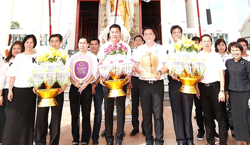 พุทธศาสนิกชน : อาทิตย์ นันทวิทยา กก.ผจก.ใหญ่และปธ.จนท.บห.ธนาคารไทยพาณิชย์ นำคณะผู้บริหารและพนักงานร่วมถวายผ้ากฐินประจำปี 2559 ถวายปัจจัยกว่า 2.2 ล้านบาท ณ วัดบางขุด จ.สมุทรสาคร พร้อมกิจกรรมแบ่งปันแก่ชุมชนและนักเรียนโรงเรียนวัดบางขุด ในโครงการ “SCB ชวนกันทำดี”