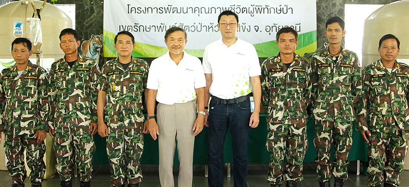 สร้างขวัญ : ชลาลักษณ์ บุนนาค ประธานคณะกรรมการความรับผิดชอบต่อสังคมเพื่อการพัฒนาอย่างยั่งยืน และ ฟิลิป เชียง ชอง แทน ปธ.จนท.บห.บมจ.อินทัชโฮลดิ้งส์ ร่วมกันส่งมอบอุปกรณ์การทำงานในโครงการพัฒนาคุณภาพชีวิตผู้พิทักษ์ป่าฯ อาทิ ชุดพลังงานแสงอาทิตย์ 3 ชุด, ถังเก็บน้ำ 2,000 ลิตร 80 ถัง, ข้าวสารหอมมะลิปลอดสารเคมี 6,000 กก. และเงิน 1 แสนบาท ช่วยค่ารักษาพยาบาล ให้แก่ สมโภชน์ มณีรัตน์ หัวหน้าเขตรักษาพันธุ์สัตว์ป่าห้วยขาแข้ง ที่ จ.อุทัยธานี