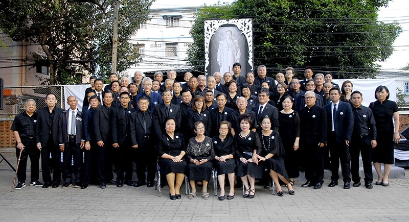 รวมใจคนสื่อถวายความไว้อาลัย : ผู้นำองค์กรวิชาชีพสื่อกว่า 30 องค์กร รวมทั้ง
ผู้อาวุโสวงการสื่อ อาทิ พงษ์ศักดิ์ พยัฆวิเชียร, มานิจ สุขสมจิตร, บัญญัติ ทัศนียะเวช 
ฯลฯ เข้าร่วมใน “งานรวมใจคนสื่อแสดงความไว้อาลัยถวายพระเจ้าอยู่หัว รัชกาลที่ 9” 
ซึ่งมีสื่อมวลชนแขนงต่างๆ หลายร้อยคนมาร่วมกันแสดงความไว้อาลัยที่สมาคมนักข่าวนักหนังสือพิมพ์แห่งประเทศไทย ตรงข้ามโรงพยาบาลวชิระ