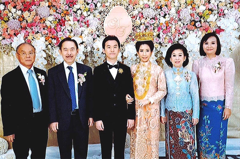 สมรส-สมรัก : ศ.ดร.พิมพ์ใจ ใจเย็น และ วิจิตร ณ ระนอง เป็นเจ้าภาพงานมงคลสมรสระหว่าง พญ.นัยเนตร ใจเย็น บุตรี อดุลย์-ซุ่ยลู้ ใจเย็น กับ ไตรรัตน์ คูสุวรรณ บุตร สมศักดิ์ - วิภาพรรณ คูสุวรรณ ณ ห้องแกรนด์บอลรูม โรงแรมเพิร์ล ภูเก็ต