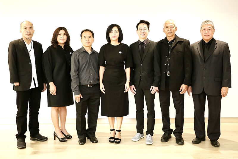 คิดถึงพ่อของแผ่นดิน : มยุรี ชัยพรหมประสิทธิ์ ผู้บริหารบริษัท สยามพิวรรธน์ จำกัด ร่วมกับ ลักคณา ทวีสุข กรรมการผู้จัดการ บริษัท แจสมิน มีเดีย จำกัด ร่วมกับศิลปินชื่อดังของประเทศจัดนิทรรศการ จิตรกรรม “คิดถึงพ่อของแผ่นดิน” แสดงพระบรมสาทิสลักษณ์พระบาทสมเด็จพระปรมินทรมหาภูมิพลอดุลยเดช โดยมี ชาญชัย เชิดชูวงศ์ธนากร, สุวิทย์ ใจป้อม, ดร.พลเดช วรฉัตร, วัฒนา พูลเจริญ และ ชิงชัย อุดมเจริญกิจ มาร่วม ณ บริเวณพาร์ค พารากอน ศูนย์การค้าสยามพารากอน และชั้น 5 สยามดิสคัฟเวอรี่