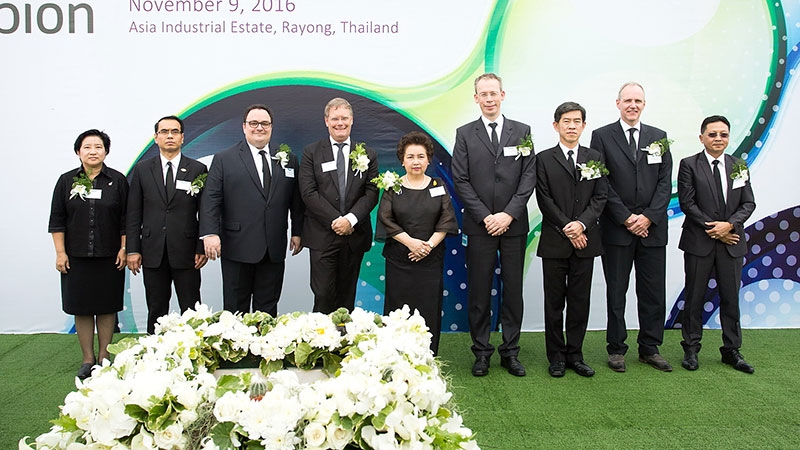 วางศิลาฤกษ์ : ดร.อรรชกา สีบุญเรือง รัฐมนตรีว่าการกระทรวงอุตสาหกรรมเป็นประธานในพิธีวางศิลาฤกษ์โรงงานผลิต PLA หรือผลิตภัณฑ์พลาสติกชีวภาพพร้อมด้วย Mr.Tjerk de Ruiter ประธานเจ้าหน้าที่บริการ กลุ่มบริษัท คอร์เบียน โดยมี สุรศักดิ์ เจริญศิริโชติ ผู้ว่าราชการจังหวัดระยอง โชคดี แก้วแสง และ สุลี จิตรวะรัตนา ร่วมแสดงความยินดี ที่อ.บ้านฉาง จ.ระยอง