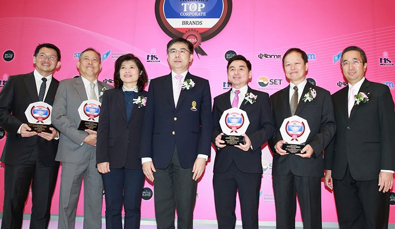 ขับเคลื่อนเศรษฐกิจไทยอย่างยั่งยืน : ศ.ดร.บัณฑิต เอื้ออาภรณ์ อธิการบดีจุฬาฯ ร่วมกับ 
ตลาดหลักทรัพย์แห่งประเทศไทย มอบรางวัลสุดยอดแบรนด์องค์กรไทย 2016 โดยมี 
วิชัย ศักดิ์สุริยา รองประธานฝ่ายปฏิบัติการ บมจ.เดลต้า อีเลคโทรนิคส์ ซึ่งมีมูลค่าแบรนด์สูงสุดในหมวดอิเล็กทรอนิกส์และไอซีทีในปี 2559