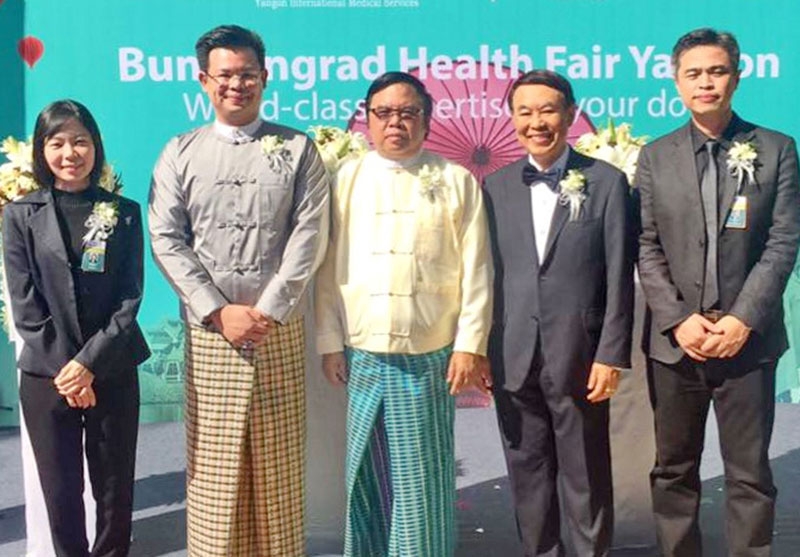 เวชศาสตร์ชะลอวัย : ผศ.นพ.พันธ์ศักดิ์ ศุกระฤกษ์ ผอ.ด้านการแพทย์ ศูนย์ส่งเสริม
สุขภาพไวทัลไลฟ์ โรงพยาบาลบำรุงราษฎร์ และ ดร.มาคัส โม เนียน ชอว์ ผอ.บห.ศูนย์บริการการแพทย์นานาชาติ กรุงย่างกุ้ง ร่วมเปิดงาน “Bumrungrad Health Fair Yangon” ที่กรุงย่างกุ้ง สาธารณรัฐแห่งสหภาพเมียนมา