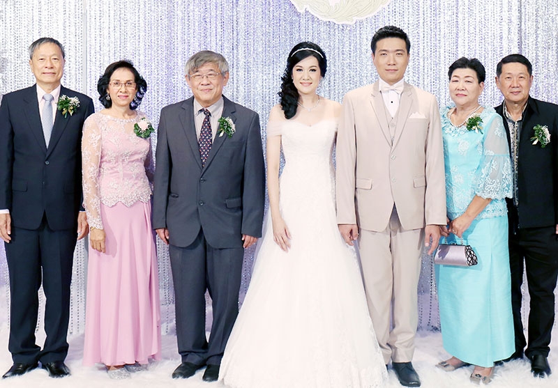 รักหวาน : ศ.นพ.ประสิทธิ์ ผลิตผลการพิมพ์ รองอธิการบดีฝ่ายวิจัย มหาวิทยาลัยมหิดล เป็นประธานพิธีฉลองมงคลสมรส ระหว่าง พญ.ดร.ประวีณ์นุช เพ็ญภาสกานต์ บุตรี
สุพิชฌาย์-ศิลป เพ็ญภาสกานต์ กับ ปิติพงษ์ วนขจรไกร บุตร ธนสิทธิ์-นันทกา 
วนขจรไกร ที่โรงแรมมิราเคิล แกรนด์ คอนเวนชั่น