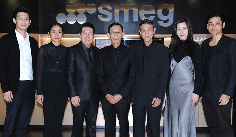 ดีไซน์สุดล้ำ : วันชัย-วิรชัย-วิรพงษ์ สวนศิลป์พงศ์ กรรมการ บจก.เพ็น เค อินเตอร์
เทรดดิ้ง จัดงาน “SMEG: Dolce Stil Novo” เปิดตัวเครื่องครัว Dolce Stil 
Novo ด้วยนวัตกรรมผสมผสานเทคโนโลยีทันสมัย โดยมี ม.ร.ว.นิภานพดารา ยุคล, 
อธิชัย โปษยานนท์ และ จารุจิต ใบหยก ร่วมงาน ที่เมืองทองธานี