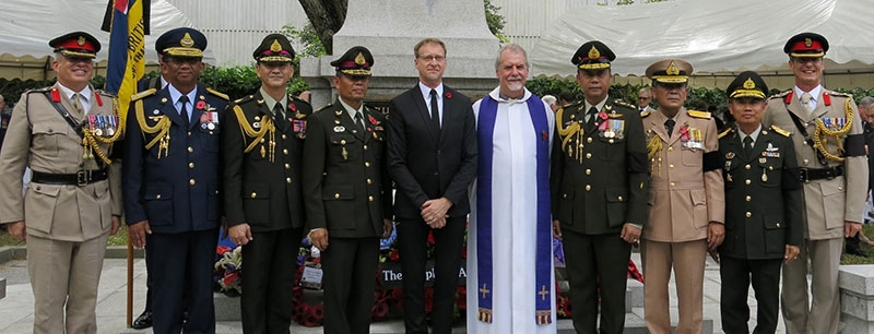 ใฝ่หาสันติภาพ : ไบรอัน เดวิดสัน 
เอกอัครราชทูตอังกฤษประจำประเทศไทย 
จัดงานรำลึกทหารผ่านศึกและผู้เสียชีวิต
ในสงคราม โดยมี พล.อ.อาวุธ แสงตะวัน, 
พล.ท.ชูชาติ บัวขาว, พล.ร.ท.โสภณ จงเรืองศรี, พล.อ.ท.นพฎล ทองพุ่ม, พล.ต.ทนงศักดิ์ รองทิม และผู้ช่วยทูตฝ่ายทหารอังกฤษประจำประเทศไทย ร่วมงาน ณ อนุสรณ์สงคราม ภายในบริเวณสถานทูตอังกฤษ ถนนวิทยุ