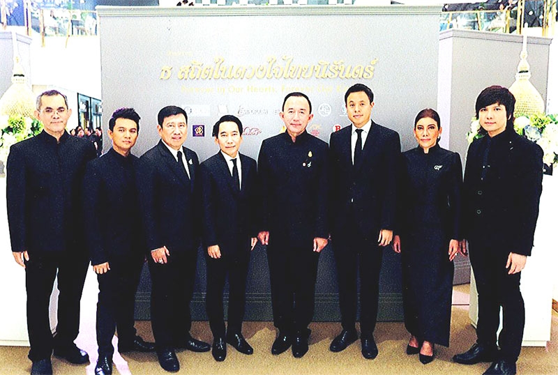 ผลงานศิลปกรรม : ม.ล.ปนัดดา ดิศกุล รัฐมนตรีประจำสำนักนายกรัฐมตรี เป็นประธานเปิดงาน “ธ สถิตในดวงใจไทยนิรันดร์” นิทรรศการผลงานศิลปกรรมที่รวบรวม จิตรกรรม ประติมากรรม ภาพพิมพ์ และภาพยนตร์ในรูปแบบดิจิตอล 3D แมปปิ้ง จากศิลปินแห่งชาติพร้อมด้วยศิลปินชั้นนำมากมาย โดยมี เกรียงศักดิ์ ตันติพิภพ, นิวัต มหาบุณย์, ชาติชาย พยุหนาวีชัย, ฐิติพร ธรรมาภิมุขกุล, ศิริพร ใจสะอาด, ธีร์ นันทวริศ และ ชูศิษฐ์ วิจารณ์โจรกิจ ร่วมงาน ณ ศูนย์การ ดิ เอ็มโพเรียม