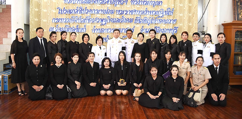 กฐินพระราชทาน : พล.อ.อ.ประจิน จั่นตอง รองนายกรัฐมนตรี และรักษาการรัฐมนตรีว่าการกระทรวงดิจิทัล เพื่อเศรษฐกิจและสังคม (ดีอี) เป็นประธานพิธีถวายผ้าพระกฐินพระราชทาน ประจำปี 2559 โดยมีผู้บริหารและเจ้าหน้าที่ของสำนักงานพัฒนาธุรกรรมทางอิเล็กทรอนิกส์ (องค์การมหาชน) (สพธอ.) หรือ ETDA (เอ็ตด้า) ร่วมพิธี ณ วัดมณีชลขัณฑ์ ตำบลพรหมมาสตร์ อำเภอเมืองลพบุรี จังหวัดลพบุรี
