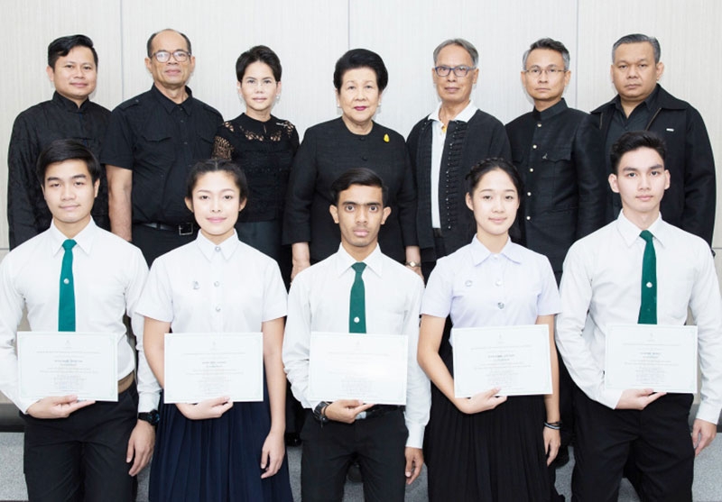 ทุนฯโขนพระราชทาน : ท่านผู้หญิงจรุงจิตต์ ทีขะระ ผู้ช่วยเลขาธิการ มูลนิธิส่งเสริมศิลปาชีพฯ และประธานคณะ กก.อำนวยการโขนฯ มอบทุนการศึกษาประจำปี 2559 ให้แก่นักเรียนที่ได้คะแนนสูงสุดของแต่ละตัวละครโขนฯ โดยมี ม.ล.ปิยาภัสร์ ภิรมย์ภักดี ร่วมงาน ที่สนง.ทรัพย์สินส่วนพระมหากษัตริย์