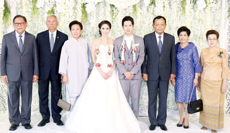 การมีส่วนร่วม : ดร.พะโยม ชิณวงศ์ รองเลขาธิการคณะกรรมการการศึกษาขั้นพื้นฐาน(สพฐ.) เปิดการประชุม “การจัดทำหลักสูตรฝึกอบรมเชิงปฏิบัติการในการพัฒนาศักยภาพครู” โดยมี ดร.พิเชฎษ์ จับจิตต์ รองผอ.สำนักวิชาการและมาตรฐานการศึกษา สพฐ. และ ดร.วีร์ ระวัง ร่วมประชุมที่โรงแรมรอยัลริเวอร์