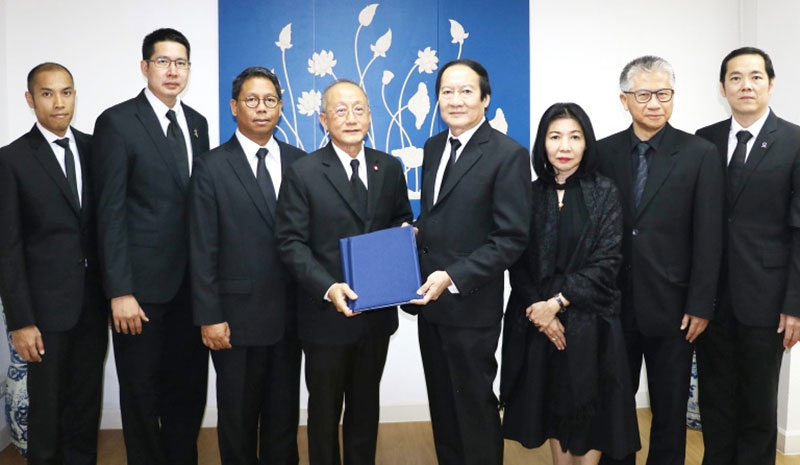 ติดถนนศรีอยุธยา : พันธ์เลิศ ใบหยก กก.ผจก.บจก.ไดมอนด์ ปาร์ค ลงนามสัญญาเช่าพื้นที่ กับ ระพินทร์ จารุดุล กก.มูลนิธิเพชรรัตน-สุวัทนา เพื่อจัดทำเป็นอาคารศูนย์การค้า และสำนักงาน โดยมี ม.ร.ว.ปิยฉัตร ฉัตรชัย และ กิ่งทอง ใบหยก ร่วมเป็นสักขีพยาน ที่สำนักงานมูลนิธิเพชรรัตน-สุวัทนา วังรื่นฤดี