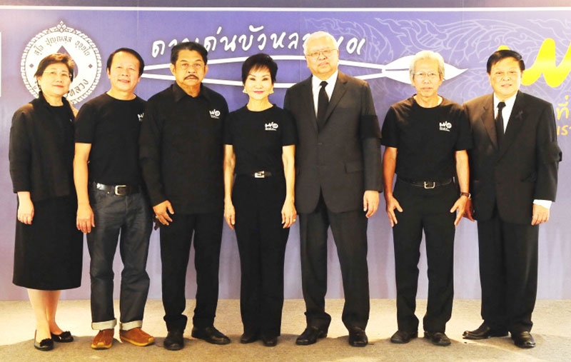 “ดาวเด่นบัวหลวง 101” : คุณหญิงชดช้อย โสภณพนิช กรรมการมูลนิธิบัวหลวง และประธานโครงการประกวดศิลปิน “ดาวเด่นบัวหลวง 101” จัดงานแถลงข่าวการประกวดศิลปิน “ดาวเด่นบัวหลวง 101” ครั้งที่ 9 ประจำปี 2559 ในหัวข้อ “๗๐ ปี รัชกาลที่ ๙ ของพวกเราชาวไทย” เพื่อน้อมเกล้าน้อมกระหม่อมรำลึกในพระมหากรุณาธิคุณของพระบาทสมเด็จพระปรมินทรมหาภูมิพลอดุลยเดช โดยมี ดร.จิรายุ อิศรางกูร ณ อยุธยา เลขาธิการพระราชวัง, อภิชาต รมยะรูป, สุภัททา สังสิทธิ รวมทั้งศิลปินแห่งชาติ ร่วมงาน ณ หอศิลป์สมเด็จพระนางเจ้าสิริกิติ์ พระบรมราชินีนาถ ถ.ราชดำเนินกลาง กรุงเทพฯ