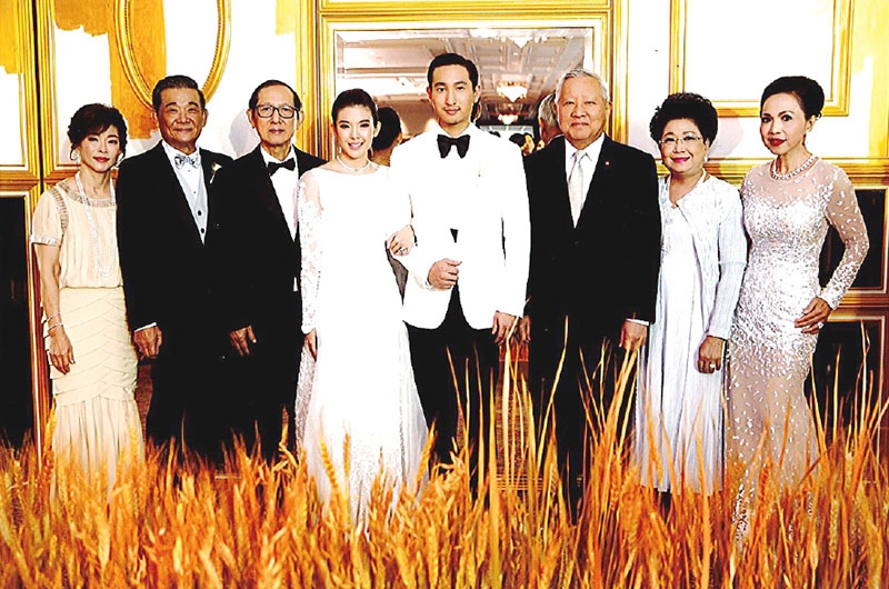 กิ่งทองใบหยก : พล.อ.วินัย ภัททิยกุล อดีตปลัดกระทรวงกลาโหม เป็นประธานในงานเลี้ยงฉลองมงคลสมรส ระหว่าง ธนัญญา บุตรี ปิยะ-มยุรฉัตร ธนากิจอำนวย กับ คงภัทร จิรมณีกุล บุตร สุทิน จิรมณีกุล-สุชัญญา ธนาลงกรณ์ ที่ห้องบอลรูม โรงแรมแมนดาริน โอเรียนเต็ล กรุงเทพฯ