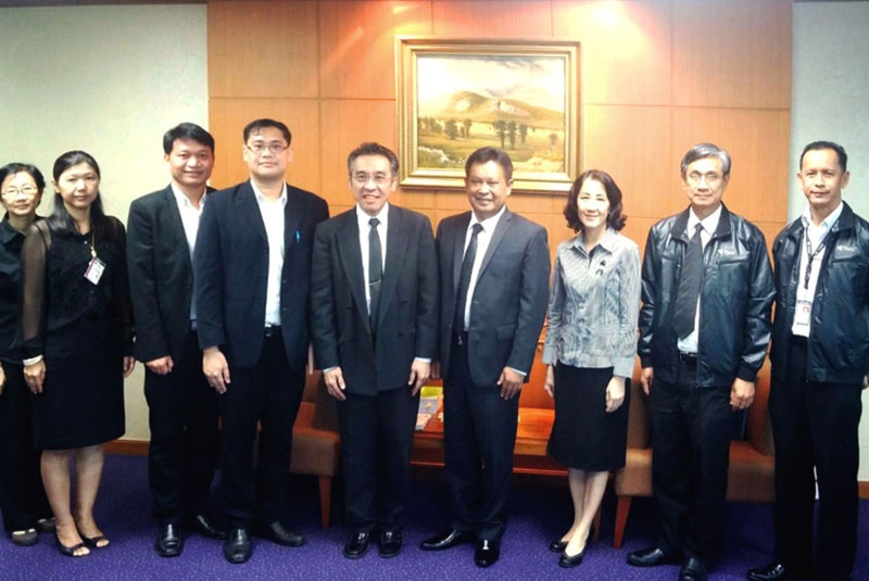 ร่วมส่งเสริม : ภานุวัฒน์ ตริยางกูรศรี ผู้อำนวยการสำนัก พัฒนาอุตสาหกรรมสนับสนุน (สพส.) พร้อมด้วยคณะเจ้าหน้าที่เข้าพบกัปตันมนตรี จำเรียง รองกรรมการผู้อำนวยการใหญ่สายกลยุทธ์องค์กรและพัฒนาอย่างยั่งยืน บริษัท การบินไทย จำกัด (มหาชน) เพื่อร่วมหารือแนวทางการส่งเสริมอุตสาหกรรมอากาศยาน ณ บริษัท การบินไทย จำกัด (มหาชน) สำนักงานใหญ่