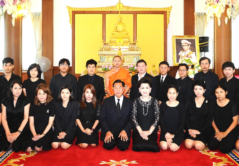 ถวายเป็นพระราชกุศล : ประจักษ์-ละออ ตั้งคารวคุณ ประธานที่ปรึกษากลุ่มบริษัททีโอเอ นำคณะผู้บริหารและพนักงาน ร่วมบำเพ็ญกุศลถวายแด่พระบาทสมเด็จพระปรมินทรมหาภูมิพลอดุลยเดช โดยมี วนรัชต์-ร.ท.พญ.ปิยะชนก, จตุภัทร์-ภญ.ดร.อรุณี ตั้งคารวคุณ ร่วมพิธี ณ วัดเทวราชกุญชรวรวิหาร