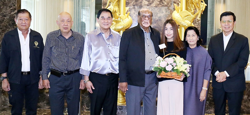 ชื่นใจ : พล.อ.อ.กันต์ พิมานทิพย์ อดีต ผู้บัญชาการทหารอากาศ เลี้ยงยินดีกับ กฤษณ์ญาณี ศุขสวัสดิ์ บุตรี น.อ.อ.(พิเศษ)อำนวย สุกปานแก้ว-ม.ล.กัลยาณี ศุขสวัสดิ์ ในโอกาสสำเร็จการศึกษารัฐศาสตรมหาบัณฑิต จาก จุฬาลงกรณ์มหาวิทยาลัย โดยมี พล.อ.อ.อาคม กาญจนหิรัญ, ดร.อัศวิน อิงคะกุล ประธานกรรมการบริหาร มิราเคิล กรุ๊ป และ ทองเปลว ศิริพรพิทักษ์ ประธานกลุ่ม บจก.มิลลิเมด ร่วมยินดี ที่ ห้องอาหารจีนดรากอน โรงแรมมิราเคิล แกรนด์ คอนเวนชั่น