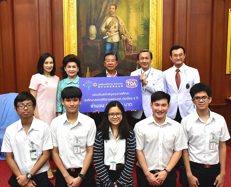 มอบทุน : นศ.แพทย์ ปี3 ประจักษ์-ละออ ตั้งคารวคุณ ประธานที่ปรึกษากลุ่มบริษัททีโอเอ และกก.มูลนิธิคุณแม่ลี้กิมเกี้ยว มอบ 10 ทุนการศึกษา จำนวน 906,000 บาท ซึ่งต่อเนื่อง 6 ปี จนจบการศึกษา รวม 4,438,500 บาทโดยมี ศ.ดร.นพ.ประสิทธิ์ วัฒนาภา คณบดี คณะแพทยศาสตร์ศิริราชพยาบาล รับมอบ