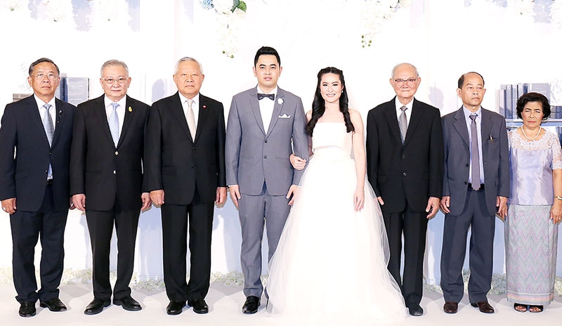“ธรรม” นำใจ : มีชัย ฤชุพันธุ์ ประธานคณะกรรมการร่างรัฐธรรมนูญ, พล.อ.วินัย ภัททิยกุล อดีตปลัดกระทรวงกลาโหม และ พล.ต.ท.สมคิด บุญถนอม อดีตจเรตำรวจ ร่วมยินดีในพิธีฉลองมงคลสมรส ระหว่าง ธรรมรส เปานิล กับ ธรรมรัตน์ แสงจันทร์ ที่โรงแรมมิราเคิล แกรนด์ คอนเวนชั่น หลักสี่