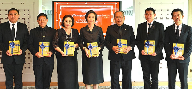 แนะนำ : โสมสุดา ลียะวณิช ปธ.อนุกรรมการด้านการอนุรักษ์และทำนุบำรุงรักษาศาสนสถานอันเกี่ยวเนื่องกับสถาบันพระมหากษัตริย์ เปิดตัวหนังสือ “คู่มือการดูแลรักษาศาสนสถาน” โดยมี อนุชา เสมารัตน์ ผช.ผอ.สำนักงานทรัพย์สินส่วนพระมหากษัตริย์ และ พิมพ์กาญจน์ ชัยจิตร์สกุล รองอธิบดีกรมการศาสนา ร่วมพิธี