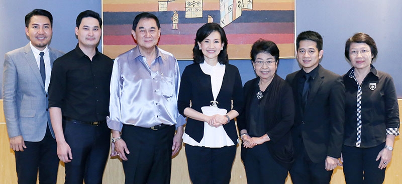 แนะให้รวย : พญ.นลินี ไพบูลย์ ปธ.กก.บจก.กิฟฟารีน สกายไลน์ ยูนิตี้ เปิดสัมมนา “โกลด์สตาร์ สู่เจ้าของกิจการมืออาชีพ ก้าวอย่างไร ให้รวยเร็ว” โดยมี ดร.อัศวิน อิงคะกุล ประธานกรรมการบริหารมิราเคิล กรุ๊ป และ อนัคพล อิงคะกุล ร่วมต้อนรับ ดร.นารี สุทธปรีดา รอง กก.ผจก.และ พงศ์พสุ อุณาพรหม ผอ.ใหญ่การตลาด บจก.กิฟฟารีน ที่มาร่วมสัมมนา ที่โรงแรมมิราเคิล 
แกรนด์ คอนเวนชั่น