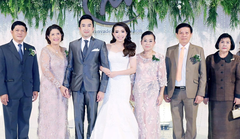 ตราตรึงซึ้งรัก : จิรชัย มูลทองโร่ย ประธานกรรมการ การประปาส่วนภูมิภาค และภริยา เป็นประธานพิธีฉลองมงคลสมรส ระหว่าง ธารวดี ธีระวิภาค บุตรี อัญชลี -วินัย ธีระวิภาค กับ ณฐนน มีสุวรรณ บุตร วรรณี มะหะหมัด ท่ามกลางแขกเหรื่อที่มาร่วมอวยพรอย่างอบอุ่น ที่โรงแรมมิราเคิล แกรนด์ คอนเวนชั่น